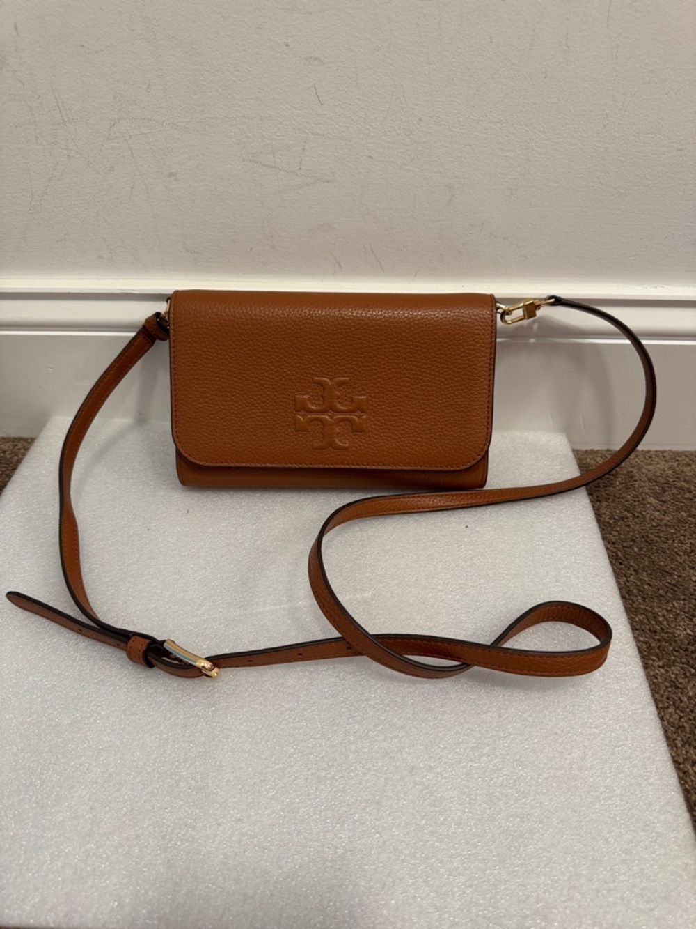 Tory Burch Thea Flat Wallet Crossbody bag brown pebbled leather & wallet